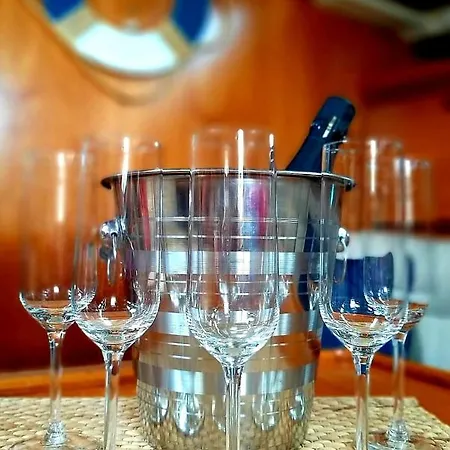 Botel Velero Babu *