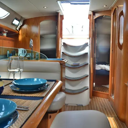 Velero Babu Botel