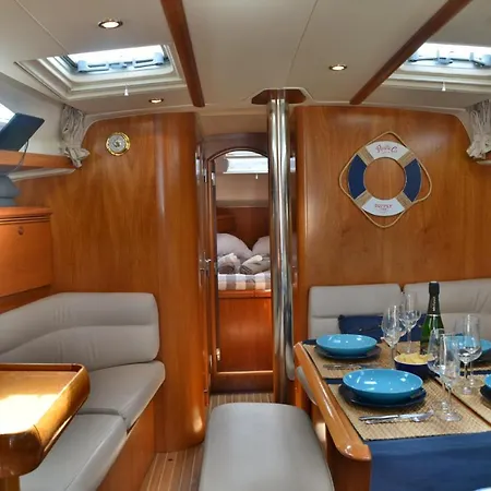 Velero Babu Botel